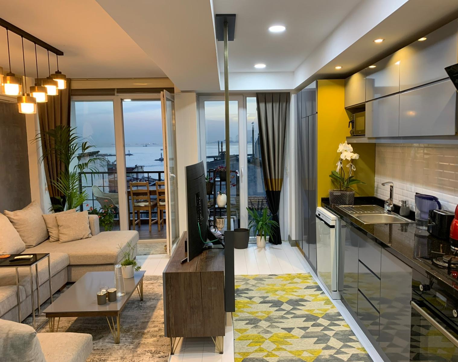 Kadıköyün Kalbinde, Kapanmaz Deniz Manzaralı Eşyalı Satılık 2+1